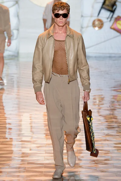 Look 10